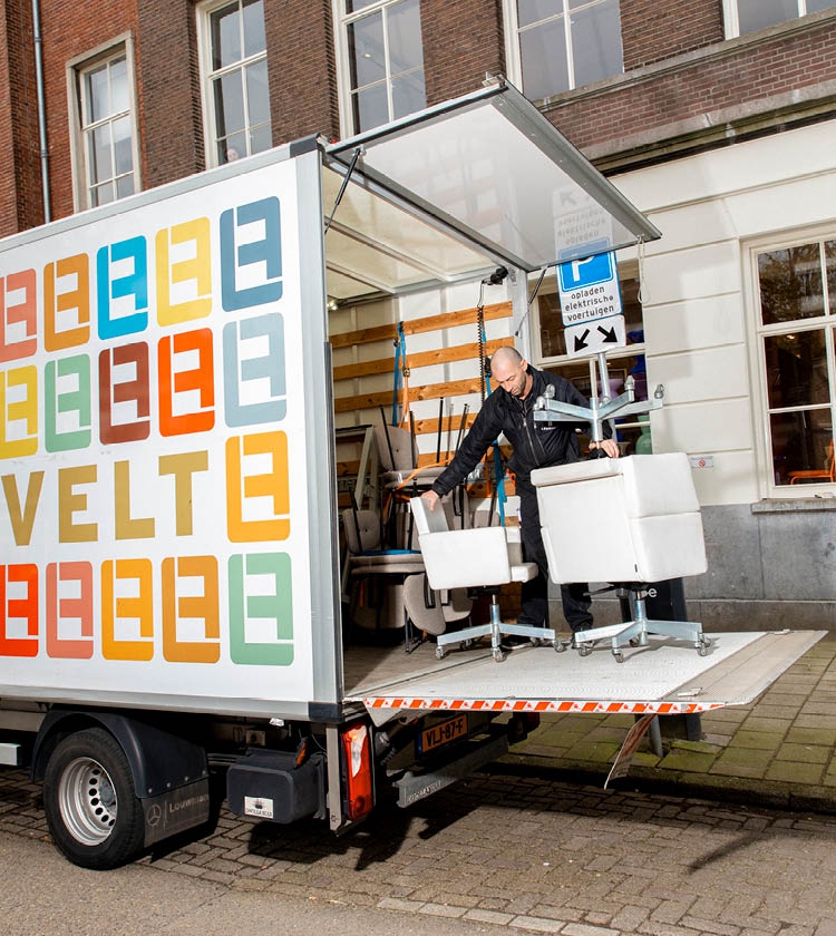 With meticulous care,  Lensvelt's logistics department ensured the safe transportation of the chairs,