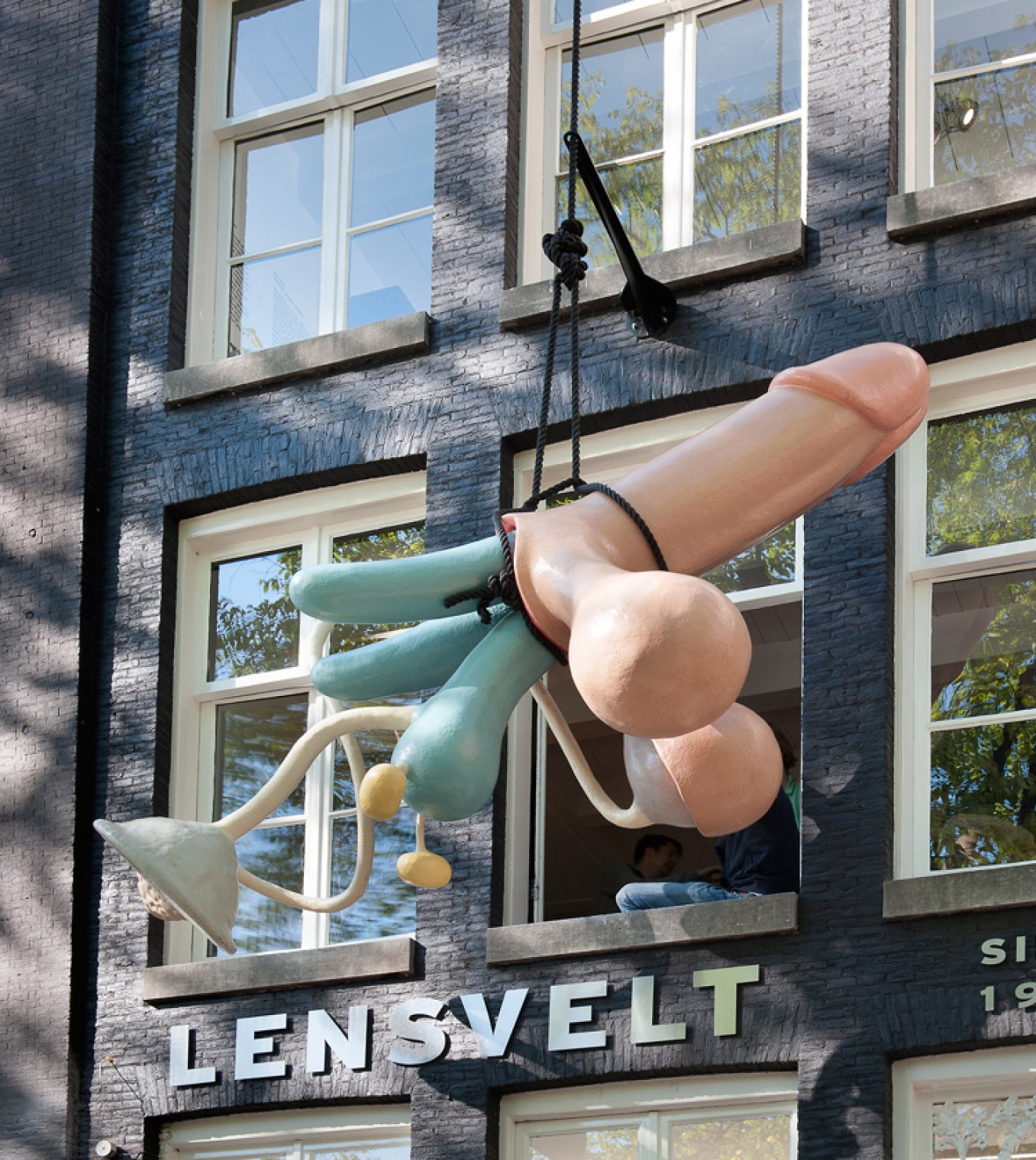  Hans Lensvelts favoriete kunstwerk van Joep van Lieshout werd omhoog gehesen