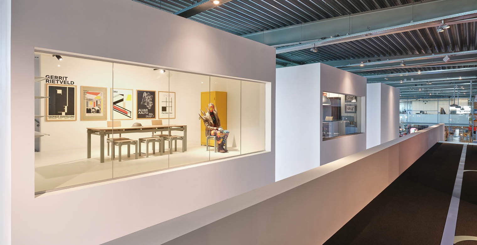 Gerrit Rietveld collectie_ te zien vanaf de mezzanine bovenop de kijkdozen.